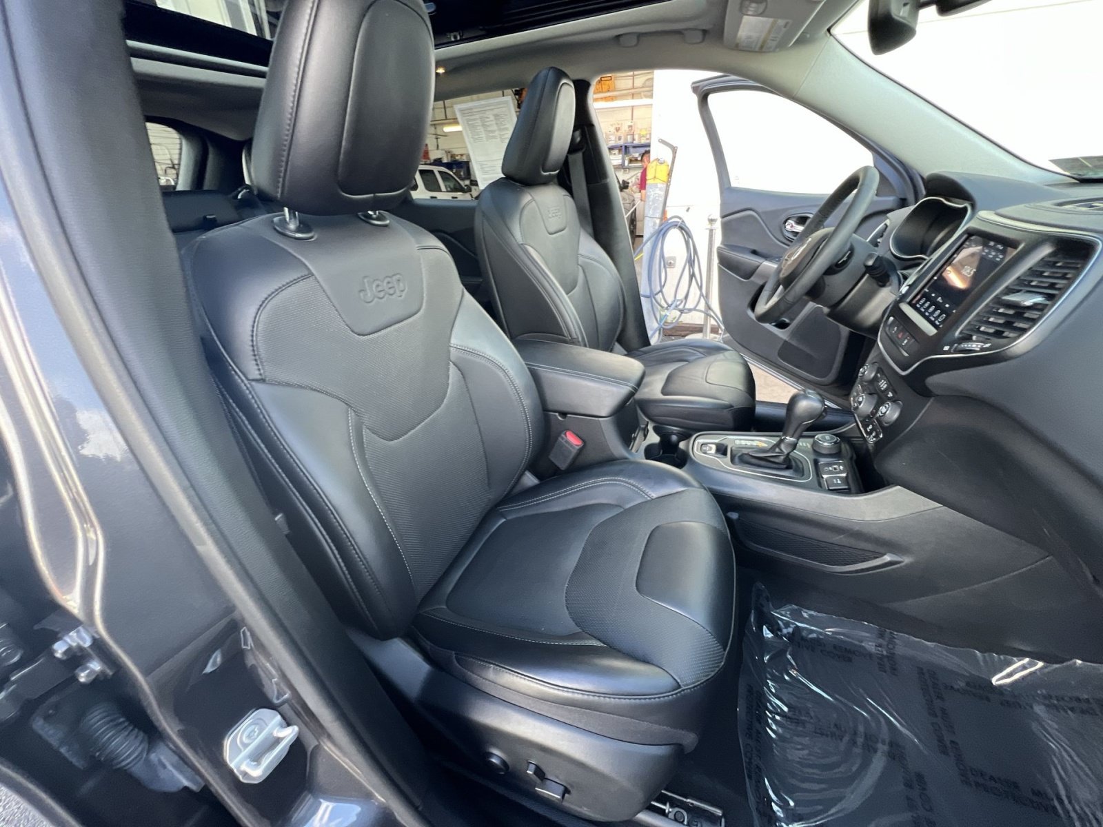 Used 2022 Jeep Cherokee Latitude Lux w/ Sun & Sound Group AWD/4WD image 34
