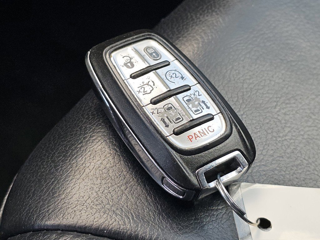 Used 2017 Chrysler Pacifica Touring-L FWD image 32