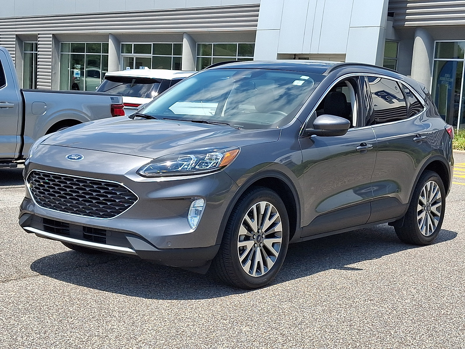 Certified 2022 Ford Escape Titanium AWD/4WD image 5