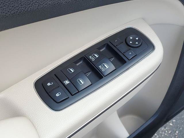 Used 2017 Chrysler 300 C w/ Safetytec Plus Group AWD/4WD image 22