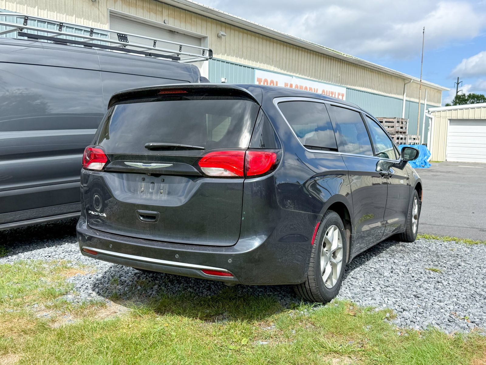 Used 2019 Chrysler Pacifica Touring Plus w/ Tire & Wheel Group FWD image 6