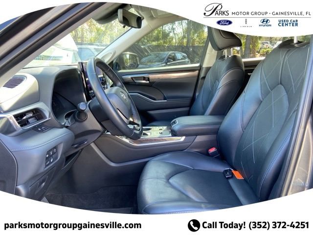 Used 2023 Toyota Highlander Platinum FWD image 11