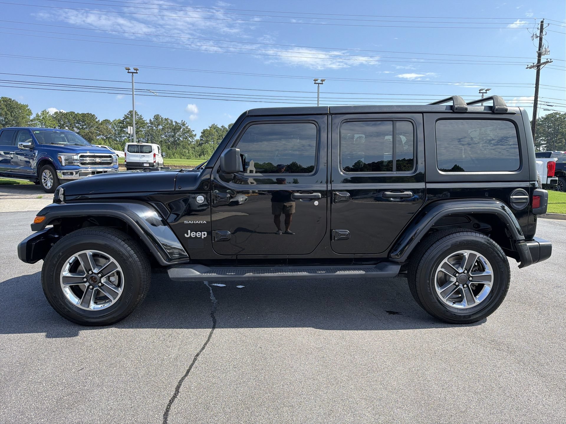Used 2022 Jeep Wrangler Unlimited Sahara AWD/4WD image 21
