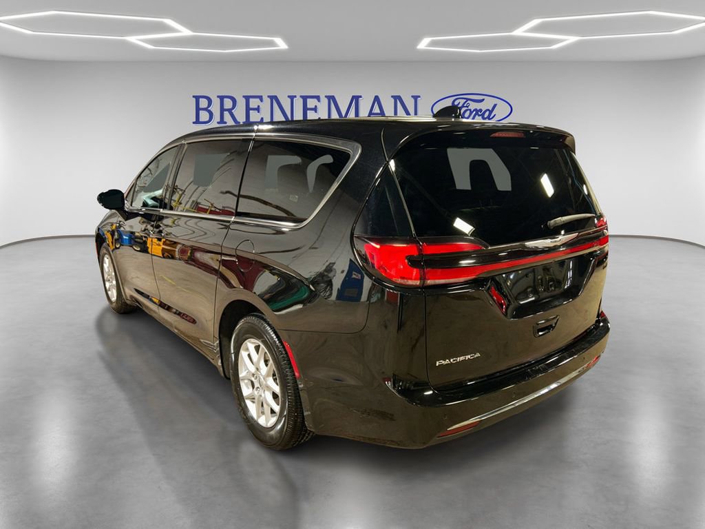 Used 2025 Chrysler Pacifica Select image 3