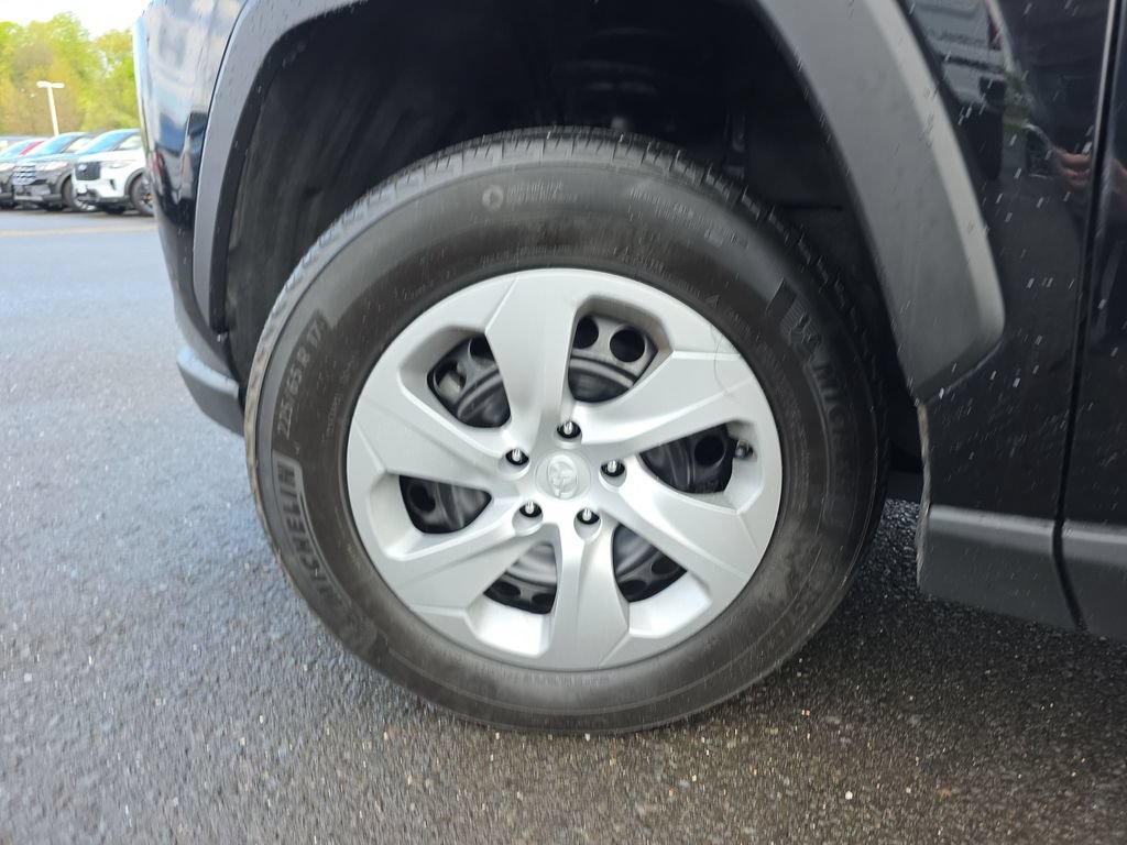 Used 2024 Toyota RAV4 LE AWD/4WD image 14