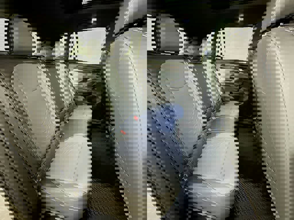 Used 2025 Volkswagen Tiguan SE R-Line image 31