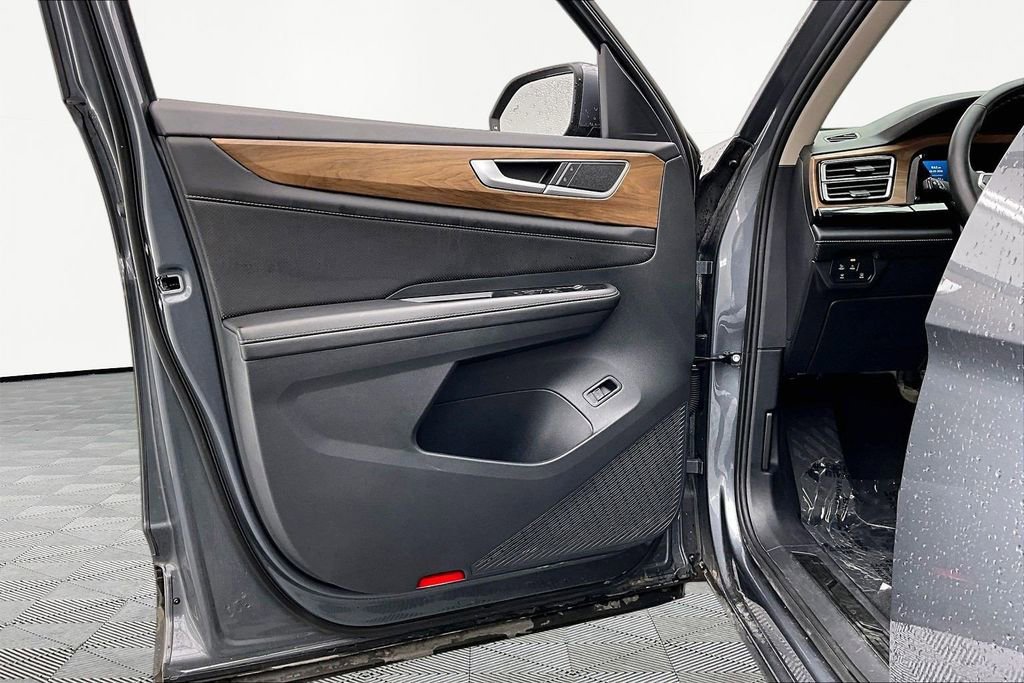 Used 2025 Volkswagen Atlas SE FWD image 23