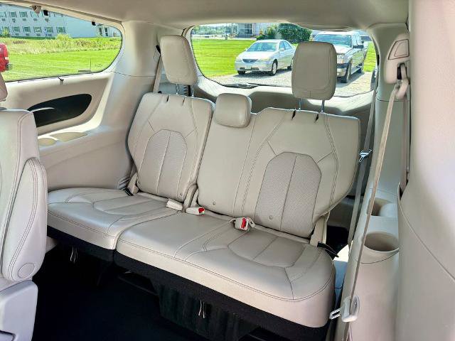 Used 2021 Chrysler Pacifica Touring-L FWD image 13