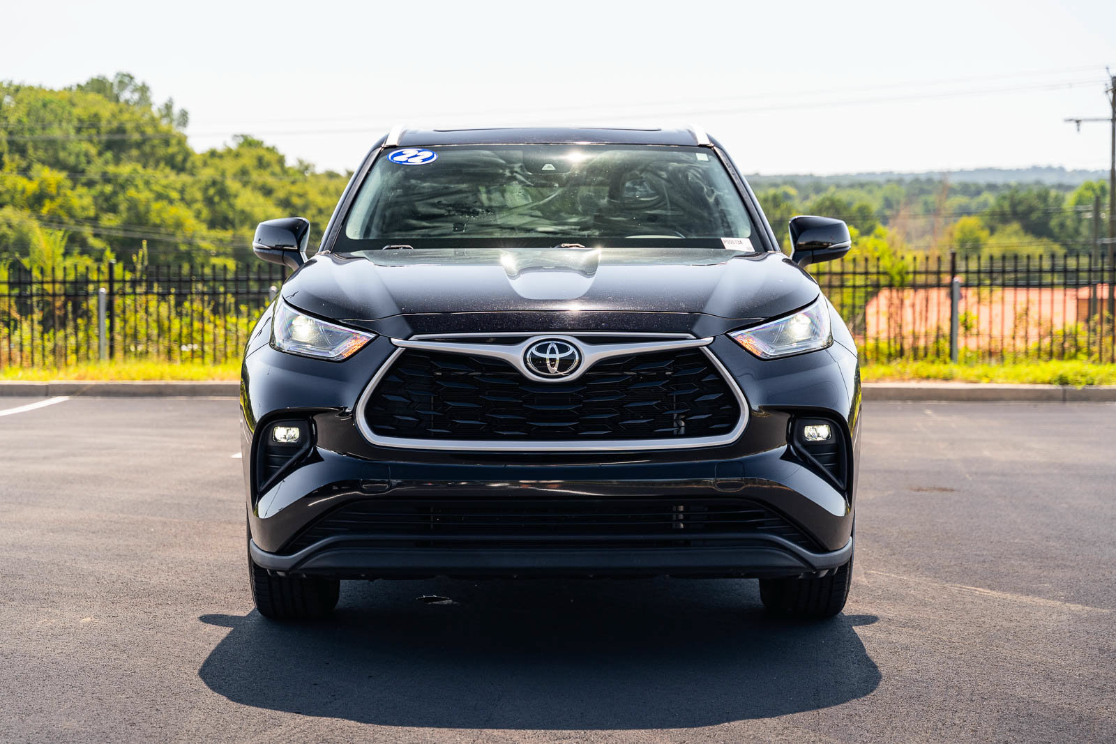Used 2022 Toyota Highlander XLE FWD image 2