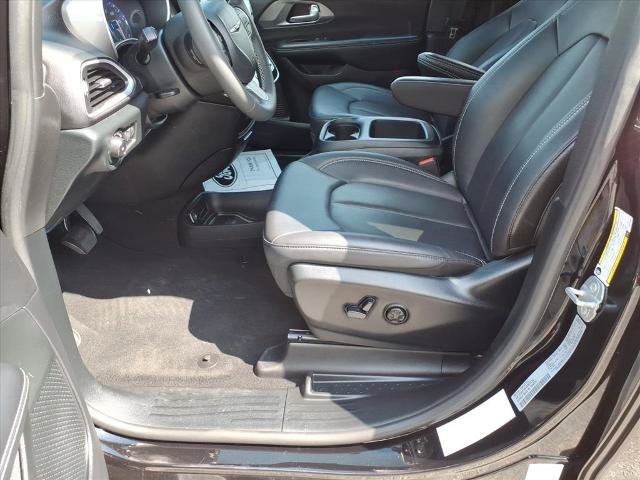 Used 2025 Chrysler Pacifica Select FWD image 8
