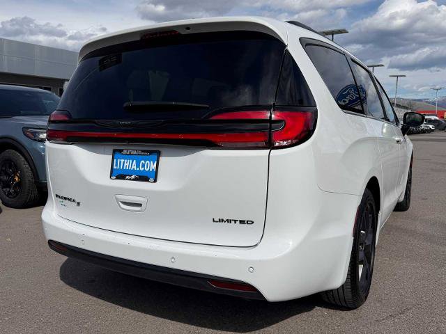 Used 2025 Chrysler Pacifica Limited image 7