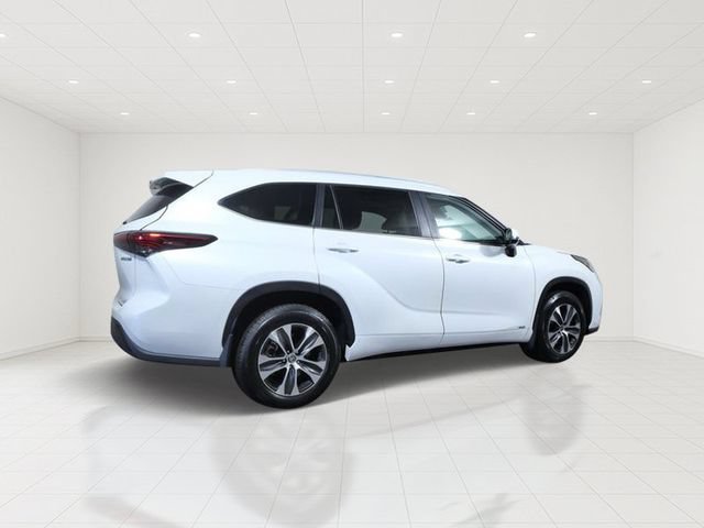 Used 2023 Toyota Highlander XLE AWD/4WD image 6