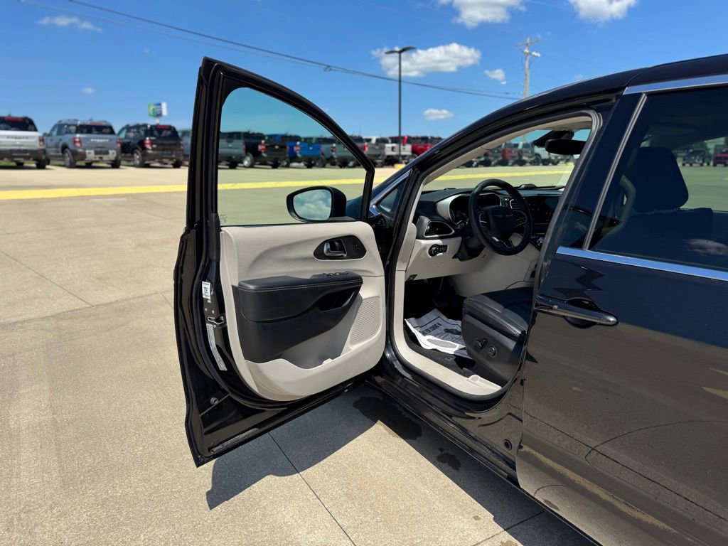 Used 2023 Chrysler Pacifica Touring-L FWD image 10