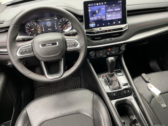 Used 2025 Jeep Compass Trailhawk AWD/4WD image 11