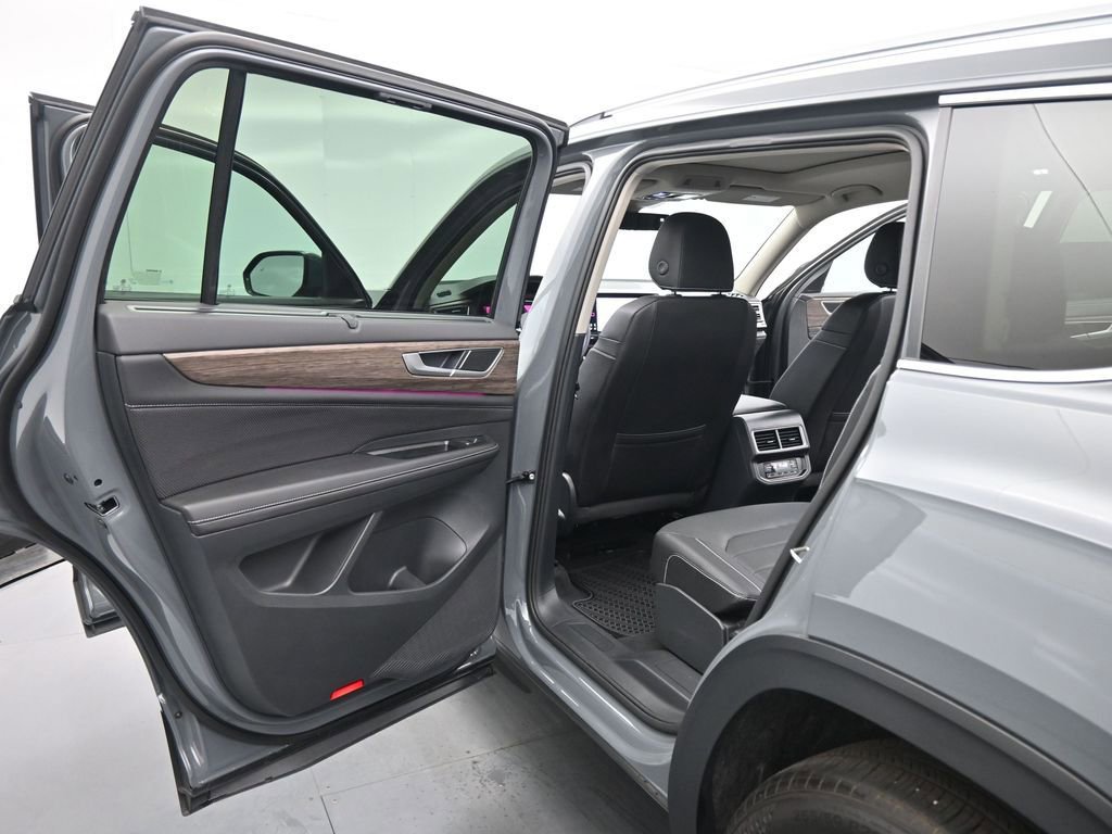 Used 2025 Volkswagen Atlas SEL image 19