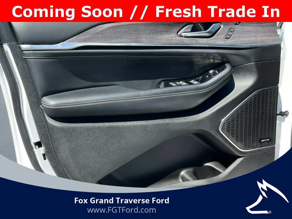 Used 2023 Jeep Grand Cherokee Overland w/ Luxury Tech Group IV AWD/4WD image 14