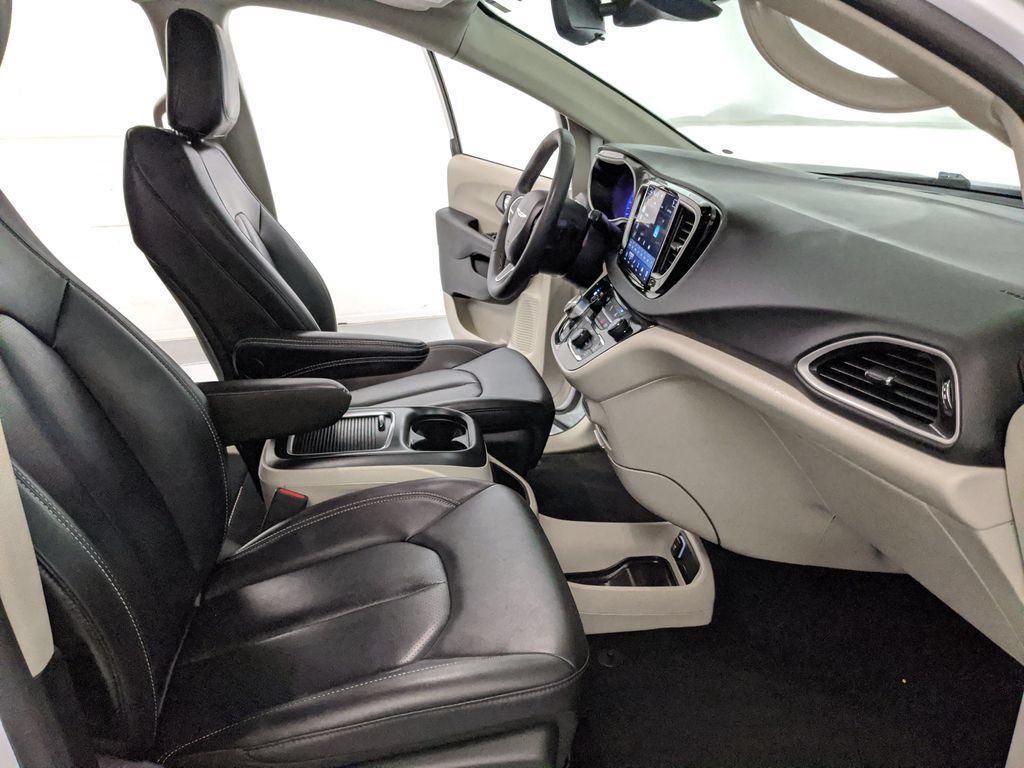 Used 2024 Chrysler Pacifica Touring-L FWD image 22