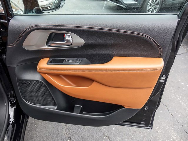 Used 2024 Chrysler Pacifica Pinnacle AWD/4WD image 25