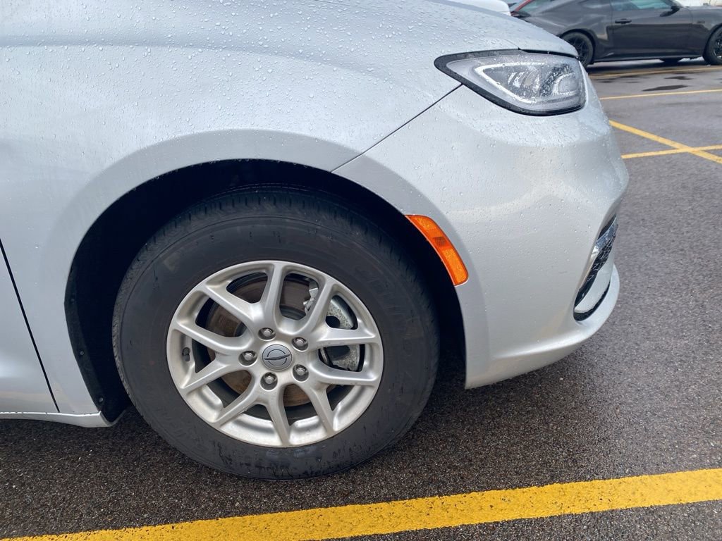 Used 2024 Chrysler Pacifica Touring-L image 6