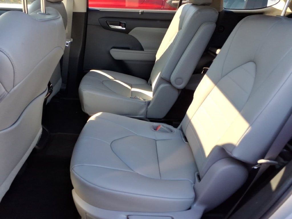 Used 2023 Toyota Highlander XLE AWD/4WD image 16