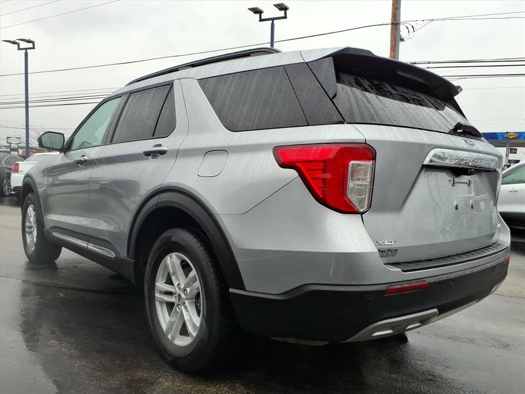 Certified 2022 Ford Explorer XLT w/ Equipment Group 202A image 3