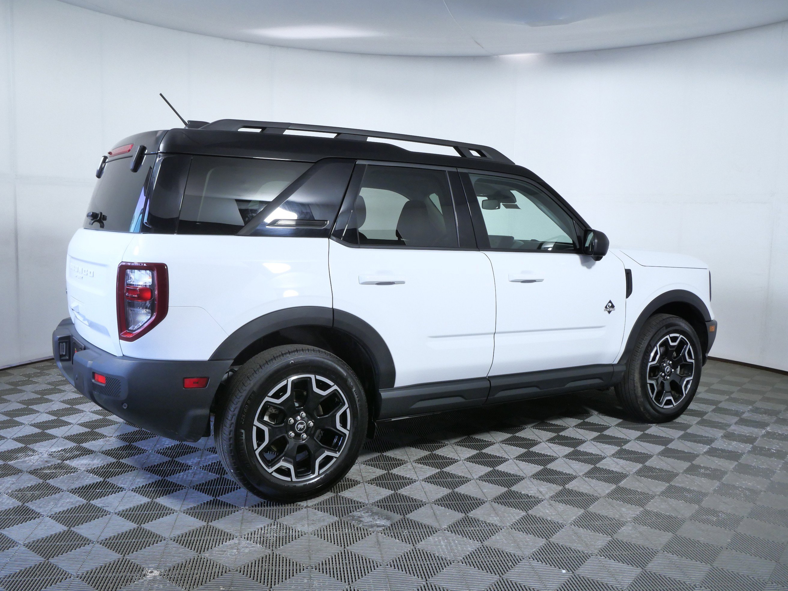 Certified 2025 Ford Bronco Sport Outer Banks w/ Outer Banks Tech Package+ AWD/4WD image 8