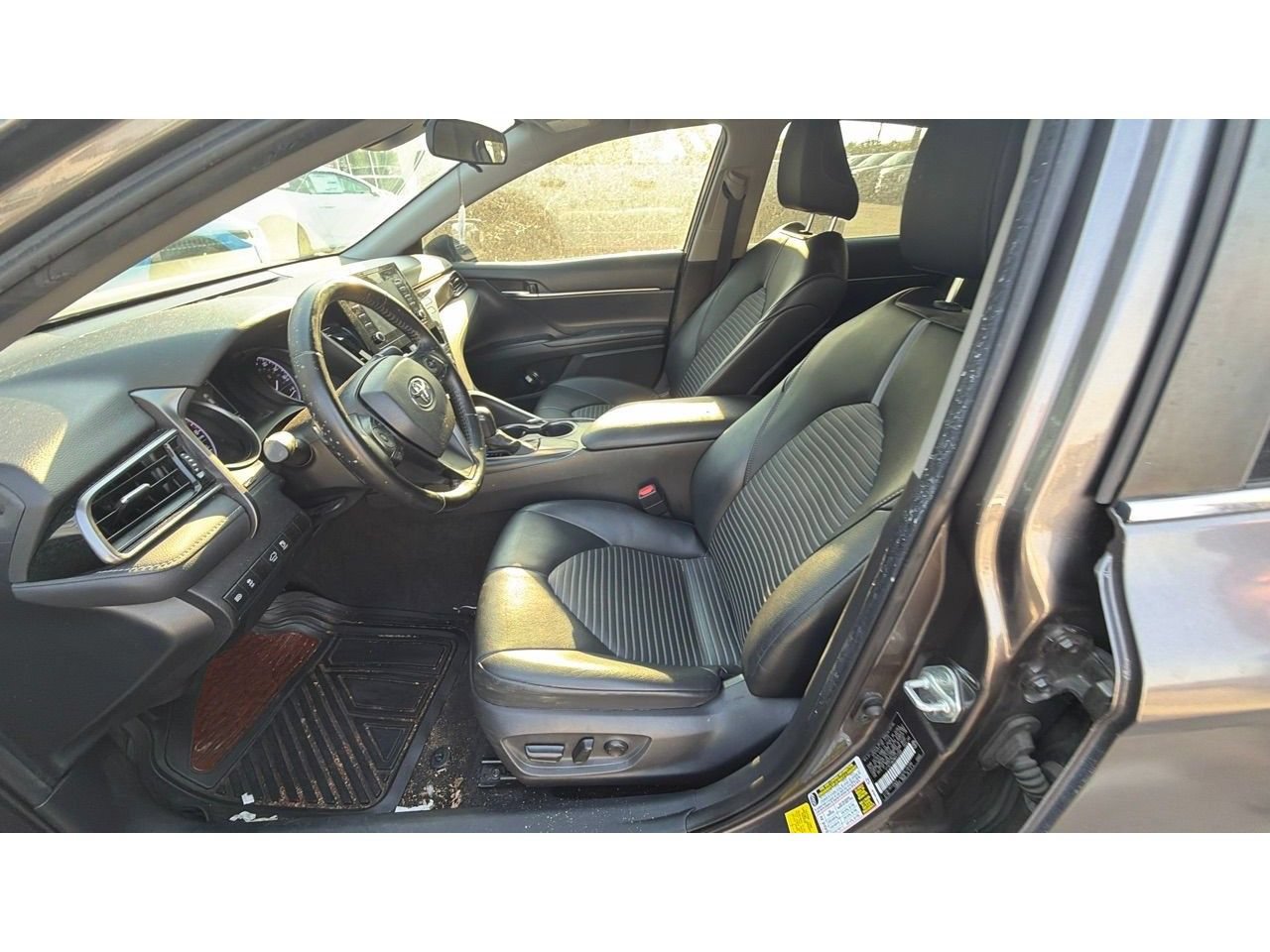 Used 2021 Toyota Camry SE FWD image 3