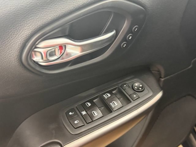Used 2020 Jeep Cherokee Limited w/ Luxury Group AWD/4WD image 15