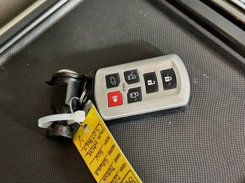 Used 2020 Toyota Sienna XLE w/ XLE Navigation Package FWD image 20