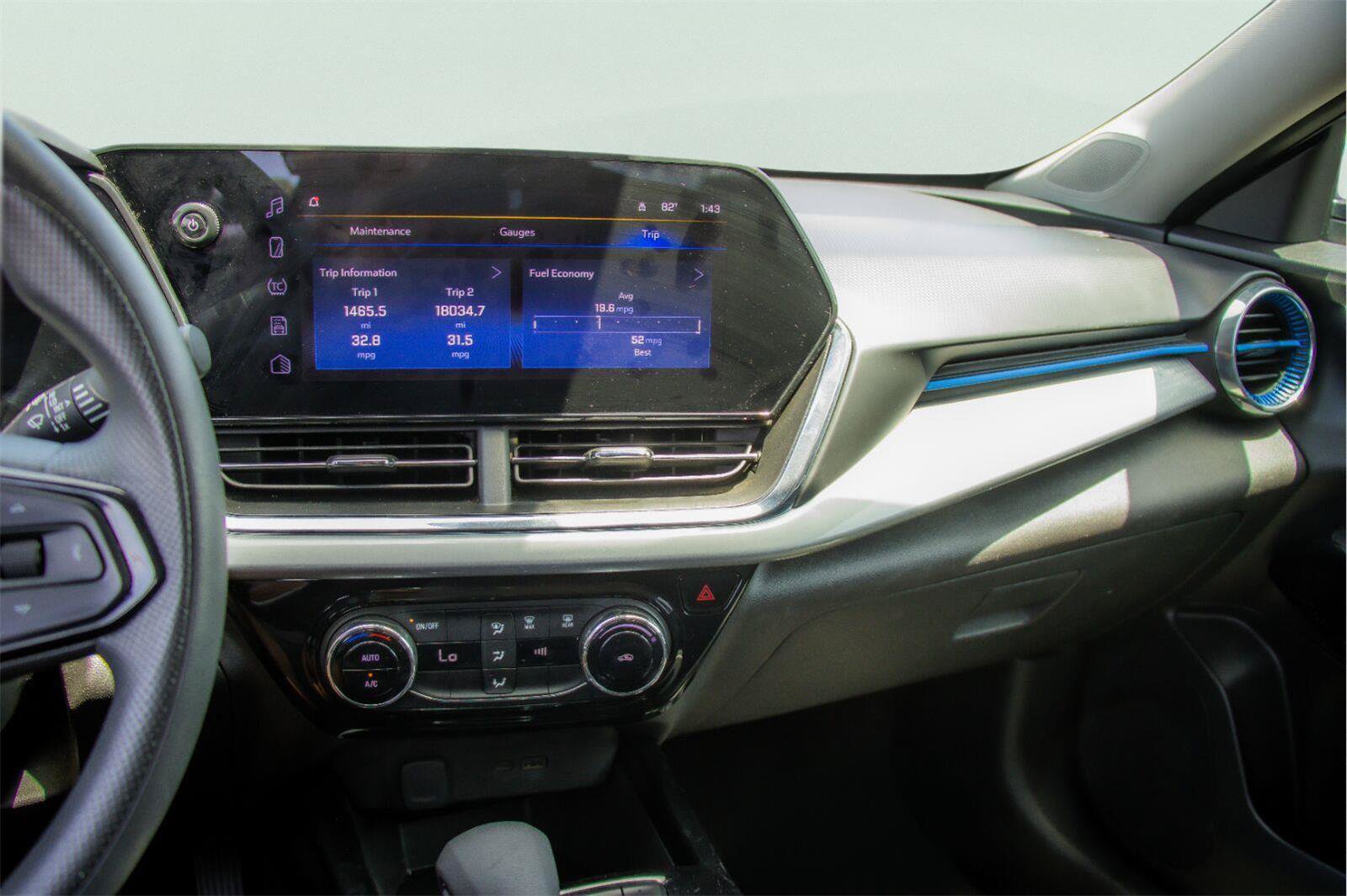 Used 2025 Chevrolet Trax LT FWD image 13