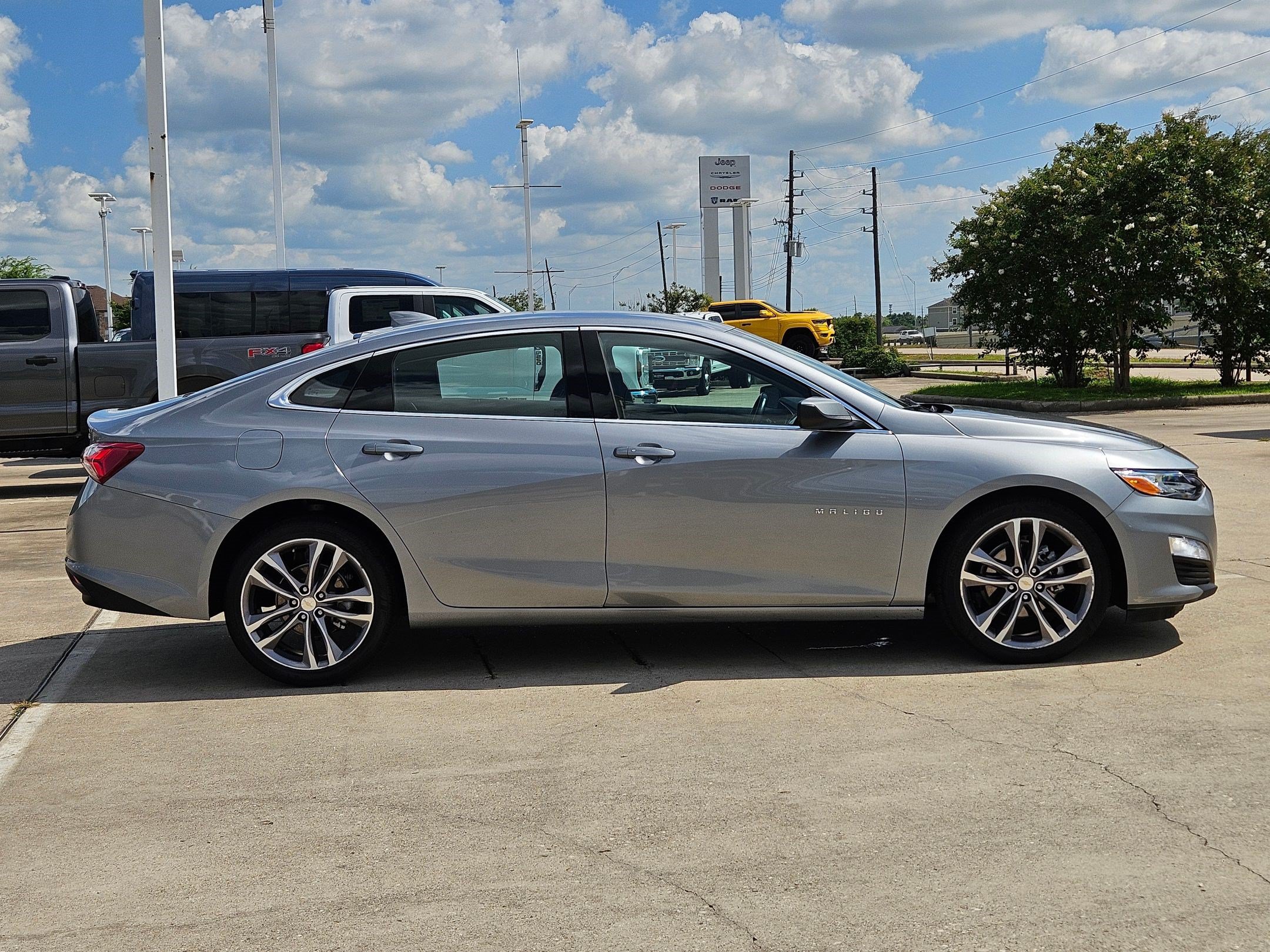 Used 2024 Chevrolet Malibu LT FWD image 2