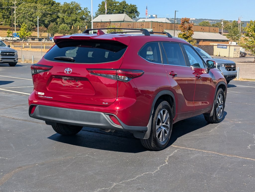 Used 2023 Toyota Highlander XLE FWD image 6