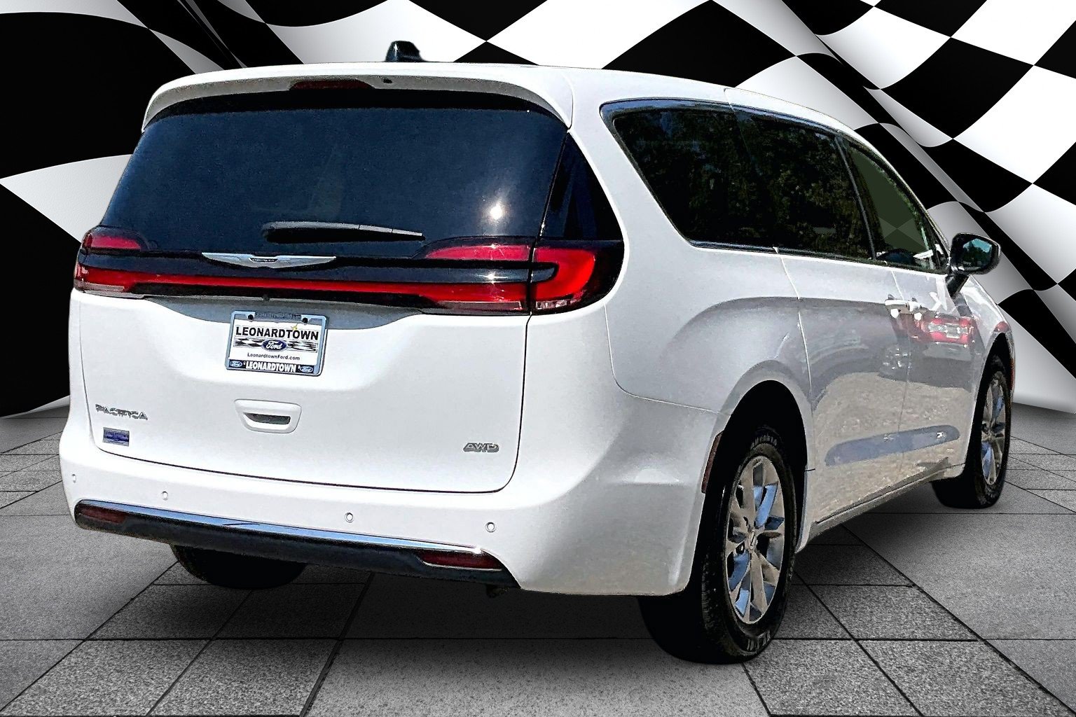 Used 2023 Chrysler Pacifica Touring-L AWD/4WD image 2