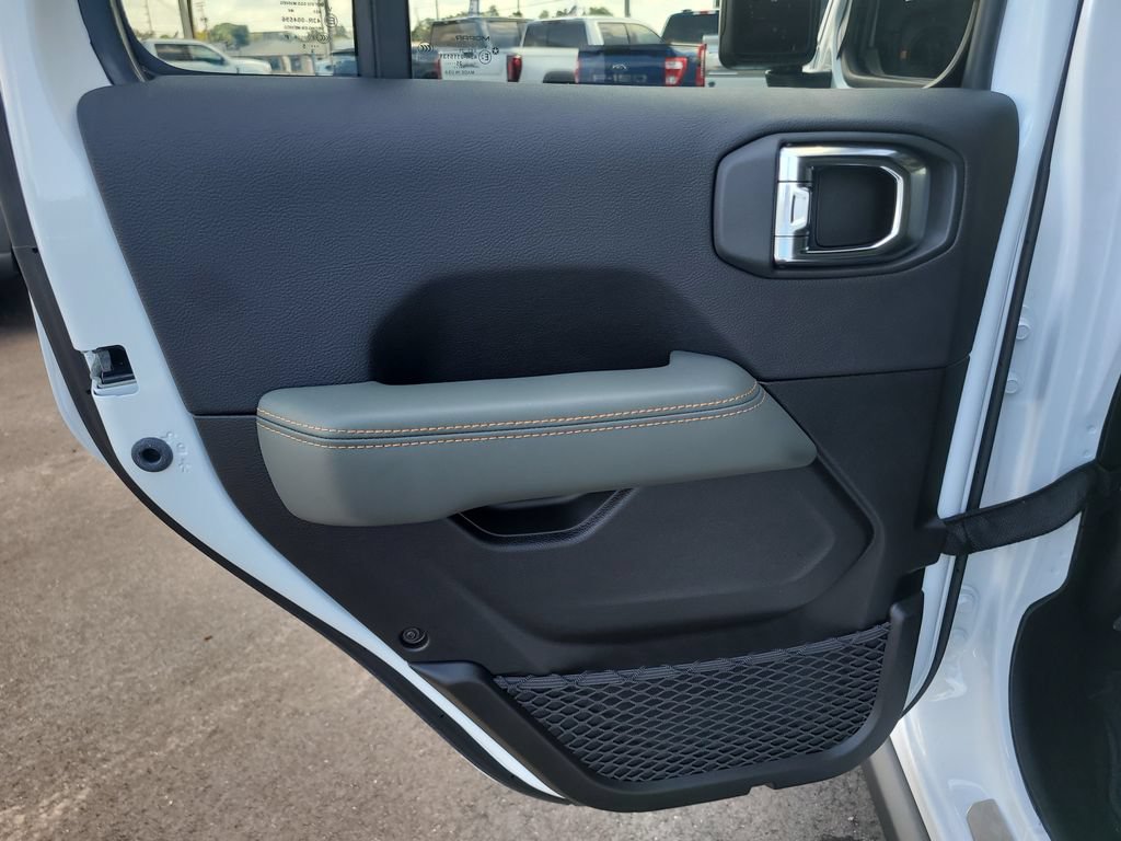 Used 2025 Jeep Gladiator Mojave AWD/4WD image 9
