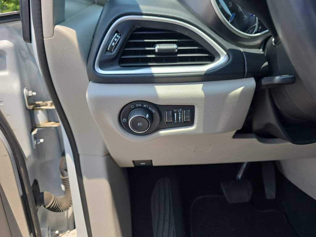 Used 2023 Chrysler Pacifica Touring-L FWD image 20
