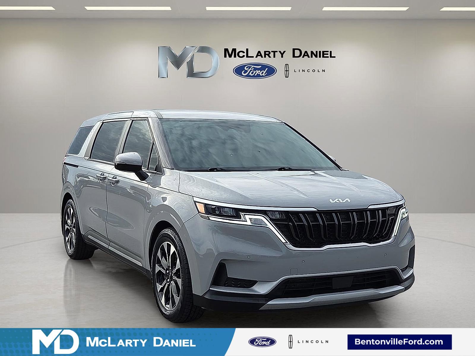 Used 2023 Kia Carnival EX image 1