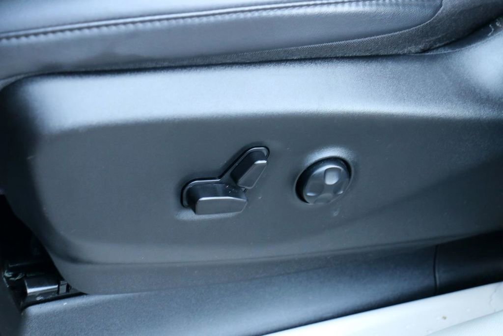Used 2023 Chrysler Pacifica Touring-L FWD image 18