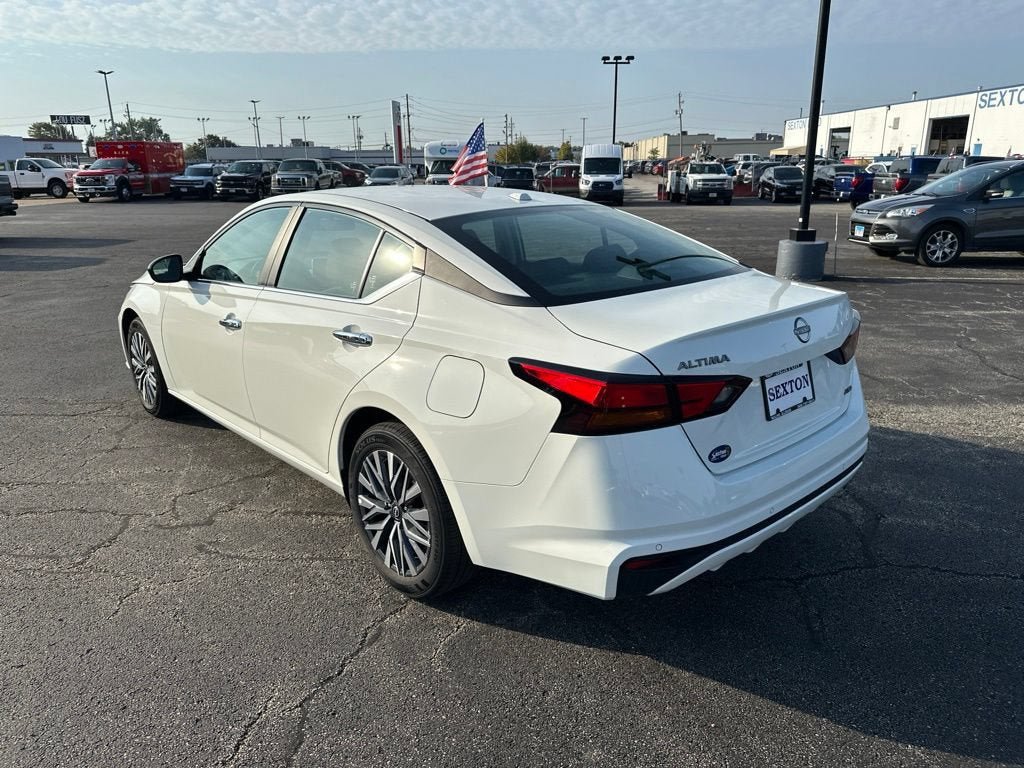 Used 2025 Nissan Altima 2.5 SV AWD/4WD image 7