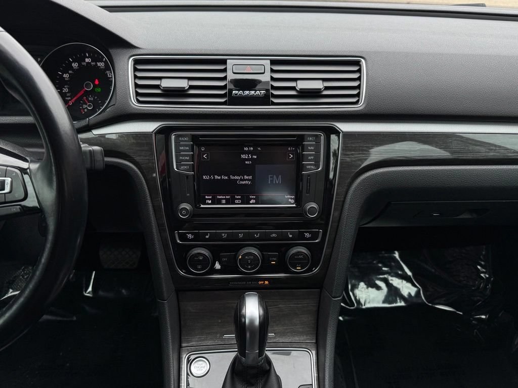 Used 2018 Volkswagen Passat 2.0T SE FWD image 2