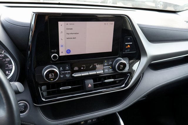 Used 2024 Toyota Highlander LE image 29