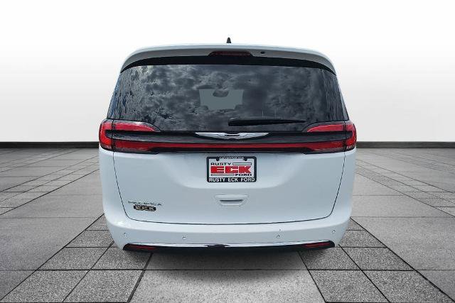 Used 2024 Chrysler Pacifica Touring-L FWD image 6