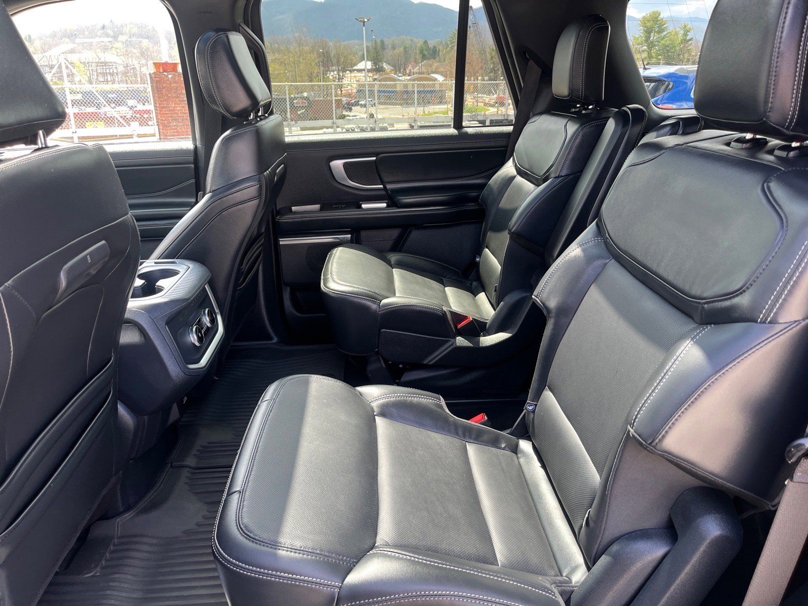 Certified 2025 Ford Expedition Platinum w/ Stealth Appearance Package AWD/4WD image 17