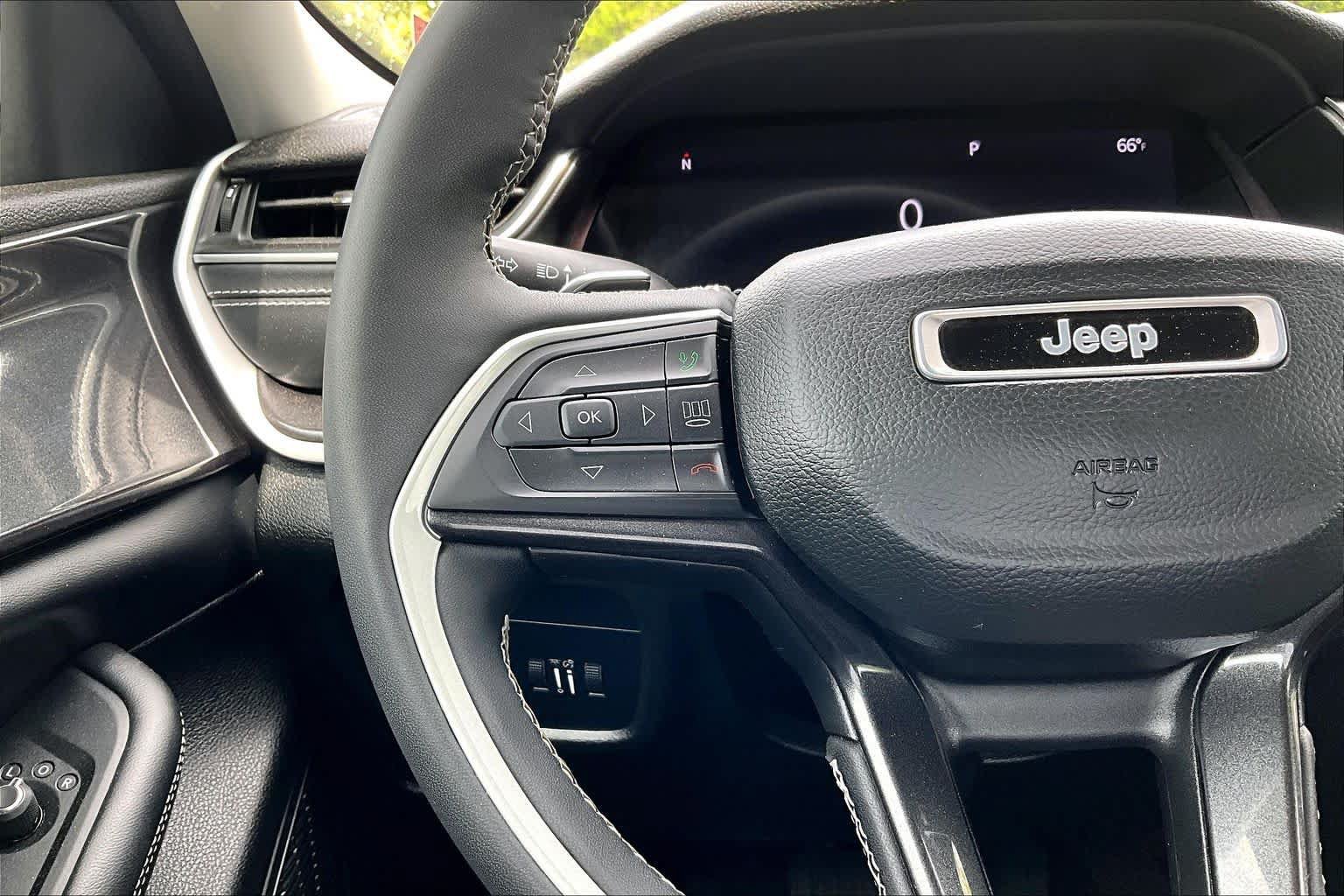 Used 2023 Jeep Grand Cherokee Laredo w/ Luxury Tech Group I AWD/4WD image 24