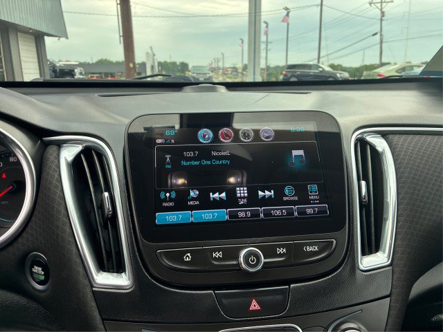 Used 2017 Chevrolet Malibu LT FWD image 12