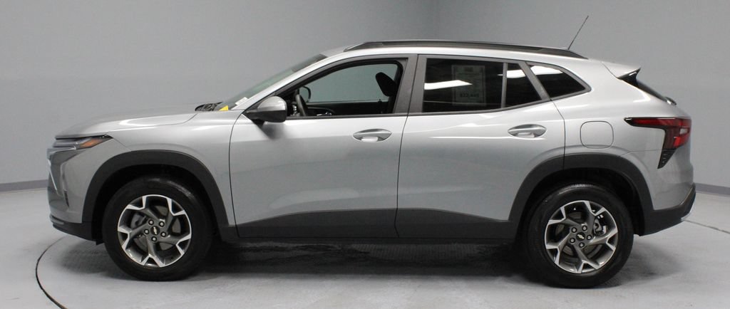 Used 2025 Chevrolet Trax LT FWD image 7