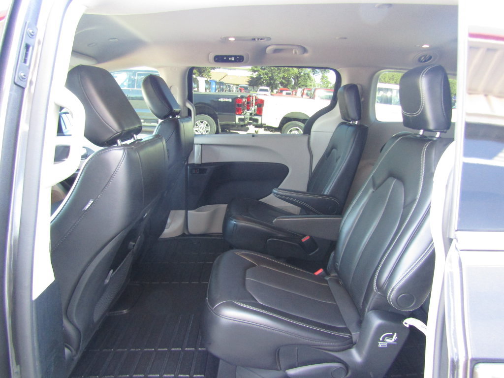 Used 2023 Chrysler Pacifica Touring-L FWD image 32