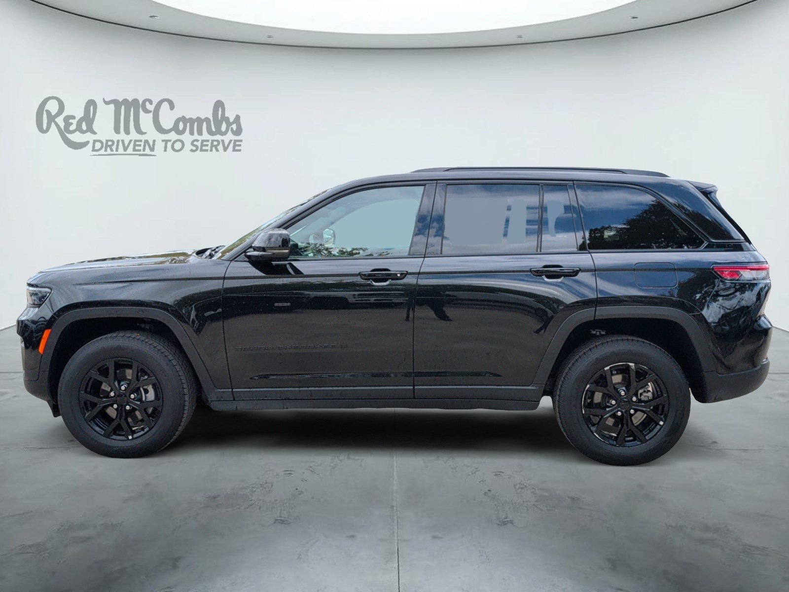 Used 2025 Jeep Grand Cherokee Altitude AWD/4WD image 8