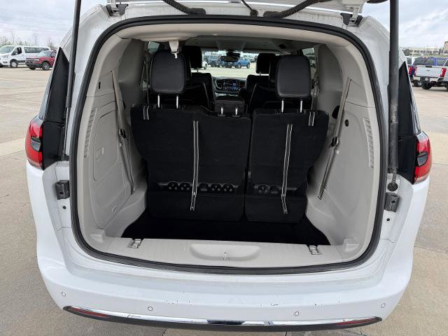 Used 2024 Chrysler Pacifica Limited FWD image 10
