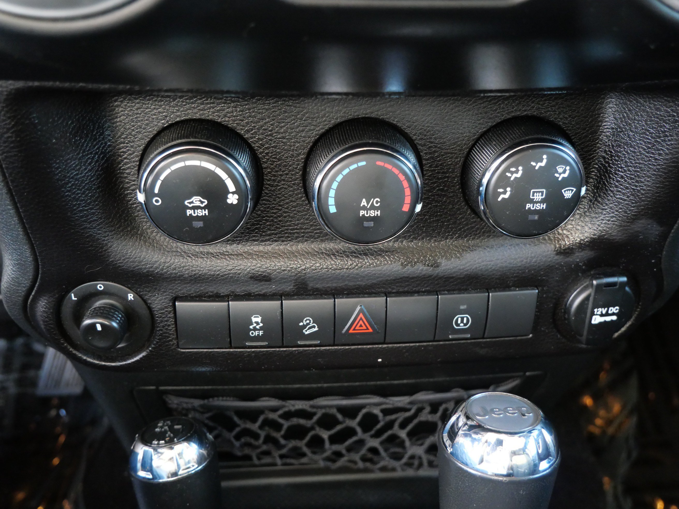 Used 2018 Jeep Wrangler Unlimited Sahara AWD/4WD image 23