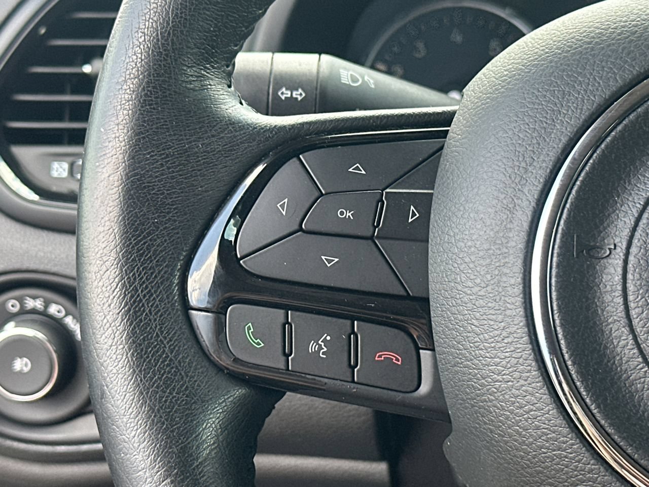 Used 2020 Jeep Renegade Altitude FWD image 24
